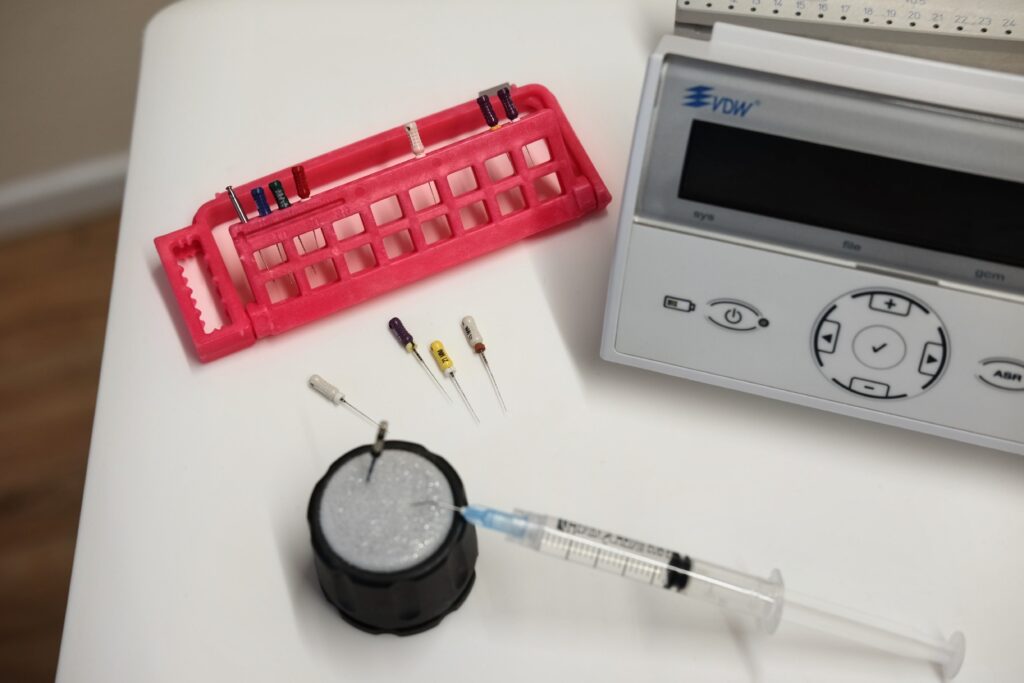 Endodontie (Wurzelbehandlung) Instrumente für die Wurzelkanalbehandlung in der Zahnmedizin am Tibarg